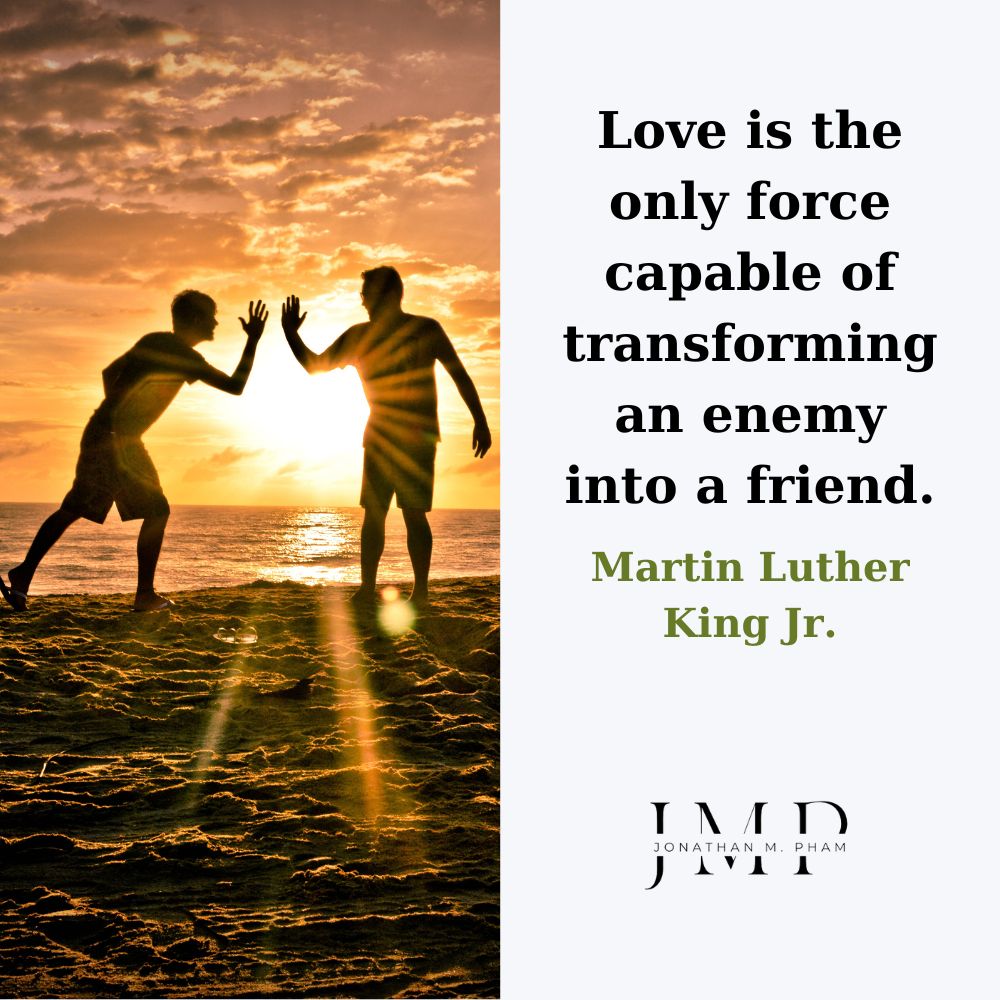 愛は唯一の力で、敵を友達に変えることができます